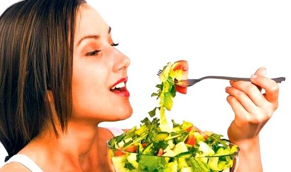 јадење салата од зеленчук за губење на тежината